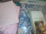 une pile de serviettes roses et bleues sur une table