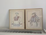 deux dessins encadrés représentant des hommes, posés sur une étagère dans une pièce
