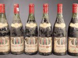 six bouteilles de vin sont alignées sur une table