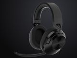 Gros plan sur un casque avec micro, sur fond noir