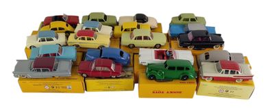 tout un tas de petites voitures posées sur une boîte