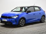 une voiture bleue garée sur le sol en damier d'un garage