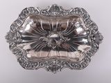 l'image d'un plateau d'argent orné d'un motif floral