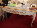 un bureau avec un ordinateur dans une pièce