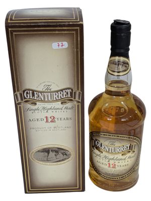 une image d'une bouteille de whisky à côté d'une boîte en carton