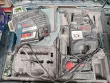 une boîte contenant des outils posée sur une table