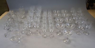 un grand nombre de verres à vin vides posés sur une table