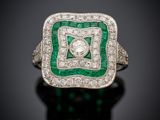une bague Art déco sertie d'émeraudes et de diamants
