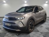 un SUV argenté garé dans une pièce au sol en damier