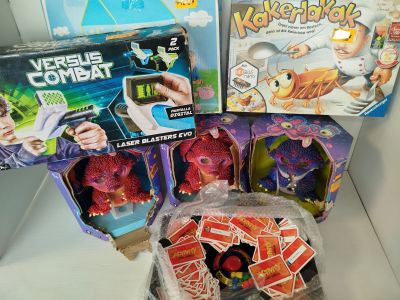 un grand nombre de jouets posés sur une table