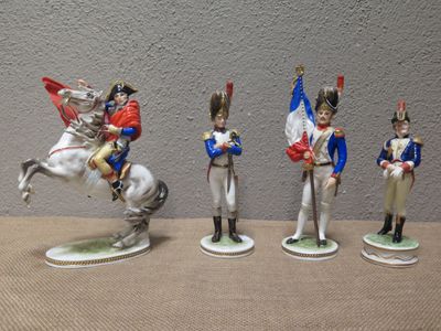 cinq figurines de soldats exposées sur une table