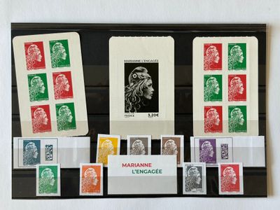 une photo d'une collection de timbres exposée dans une vitrine