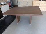 une table placée au milieu d'une cuisine