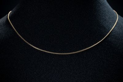un collier à chaîne en or sur un mannequin mannequin mannequin mannequin mannequin mannequin mannequin mannequin mannequin mannequin