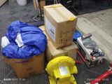 une pile de cartons et un carton recouvert d'une housse bleue