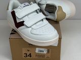 une boîte sur laquelle est posée une paire de chaussures blanches