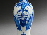 un vase bleu et blanc posé sur une table