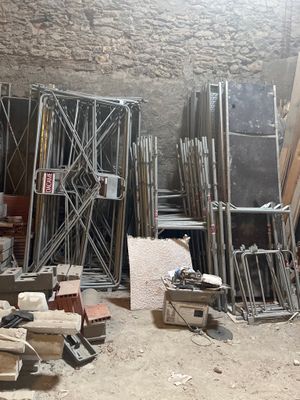 une pièce contenant de nombreux types de matériaux de construction différents