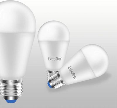 trois types différents d'ampoules LED sur un fond blanc