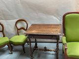 trois chaises et une table dans une pièce avec un fond blanc