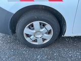 une camionnette blanche avec une bande rouge sur le côté