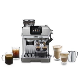 La machine à café est posée à côté de deux tasses de café