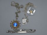 une photo montrant un collier et un couteau posés sur une table