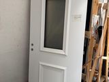 une porte blanche avec une vitre dans une pièce