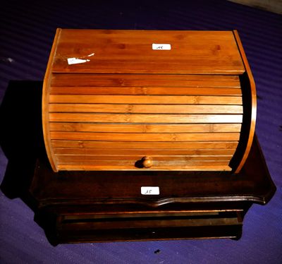 une boîte en bois sur laquelle est collé un autocollant