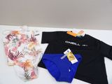 deux sous-vêtements et une chemise posés sur une table blanche