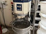 une machine qui se trouve à l'intérieur d'un bâtiment