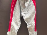 une photo d'un pantalon suspendu à une corde à linge