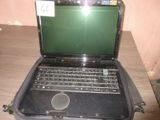 un ordinateur portable posé sur une table