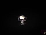 gros plan d'un diamant blanc sur une surface noire