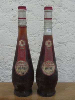 deux bouteilles de vin posées sur une table l'une à côté de l'autre