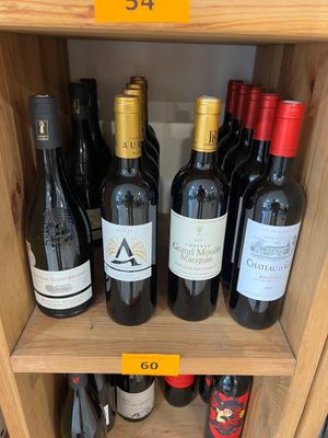de nombreuses bouteilles de vin sur les étagères du magasin