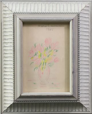 une photo d'une photo représentant des fleurs dans un vase