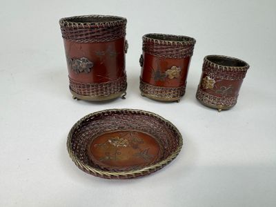 quatre œuvres d'art posées sur une table