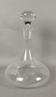 Carafe à décanter en verre à décor gravé de pampres. - Photo 1