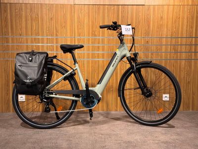 un vélo avec un sac à l'arrière, dans une pièce