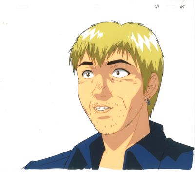 la photo d'un homme aux cheveux blonds, vêtu d'une chemise bleue