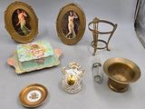 un grand nombre d'objets posés sur une table