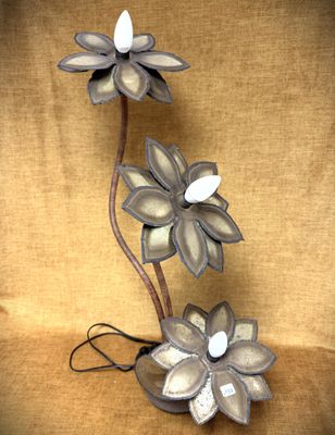 deux fleurs en métal posées sur une table
