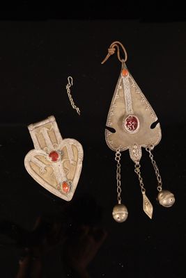 Deux pendentifs forme coeur ornés de cornalines en serti clo…