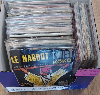 une boîte remplie de disques posée sur une table