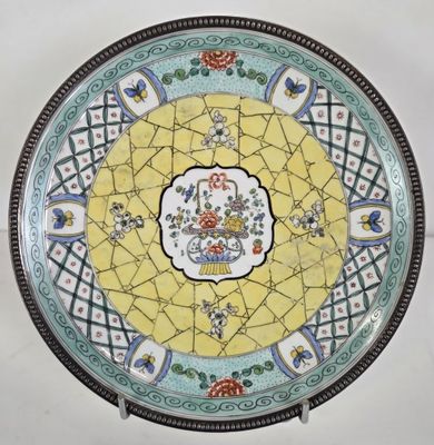 une assiette ornée d'un motif jaune et bleu