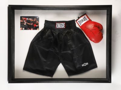 BOXE Mike TYSON Gant de boxe et short réplica signé par Mike… - Photo 1