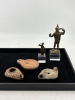 Lot de deux statuettes en bronze et trois lampes à huiles en…