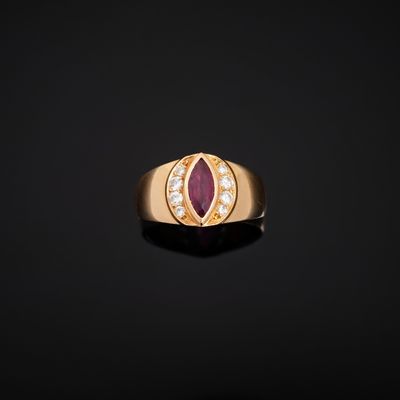 Bague en or jaune 750°°° centrée d’un rubis taille navette d…