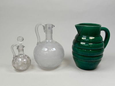 trois vases posés l'un à côté de l'autre sur une table